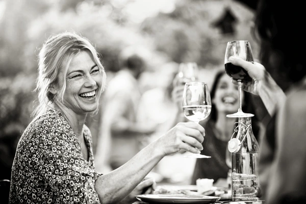 People enjoying drinks socially with moderation